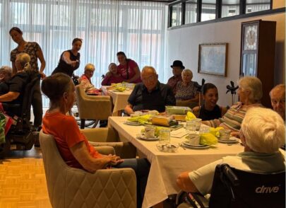 Rätselnde BewohnerInnen am Tisch Rätselnde BewohnerInnen am Tisch