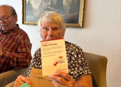 Frau mit Gutschein für Kaffee und Kuchen Frau mit Gutschein für Kaffee und Kuchen