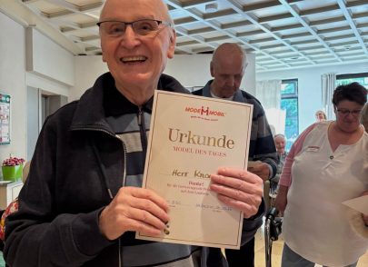 Bewohner mit Urkunde Bewohner mit Urkunde