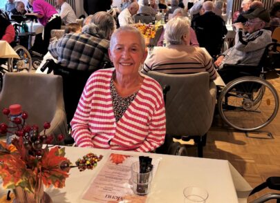 Seniorin lächelt freundlich Seniorin lächelt freundlich