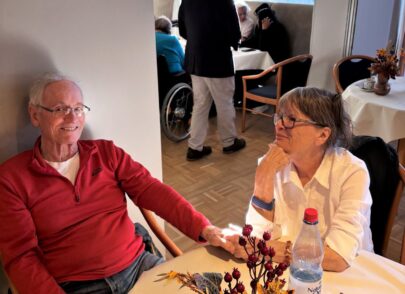 Mann und Frau sitzen gemeinsam am Tisch Mann und Frau sitzen gemeinsam am Tisch